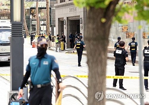 8월 5일 서울 중구 명동 신세계백화점 본점에 폭발물을 설치했다는 협박글이 올라와 경찰이 주변을 통제하는 모습 [연합뉴스 자료사진]