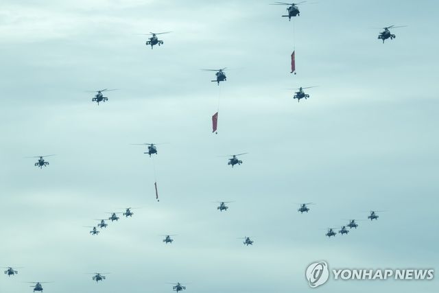 지난 8월24일 항일전쟁 승리 80주년 기념 열병식 최종 예행연습에서 비행 중인 헬리콥터 편대 모습.