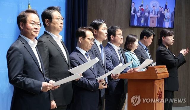 민주당 의원들 "전 정권 탄압수사 규탄"