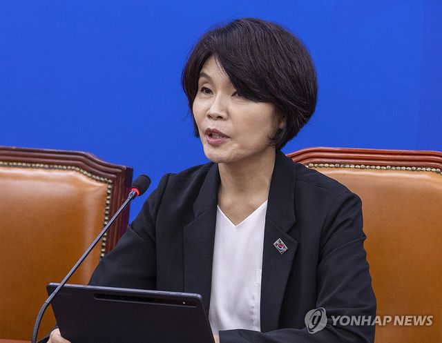 원내대책회의에서 발언하는 한정애 정책위의장
