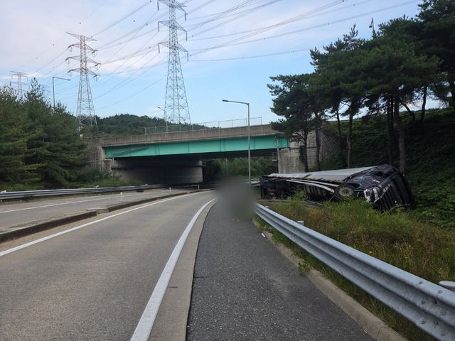 램프에서 전도된 차량