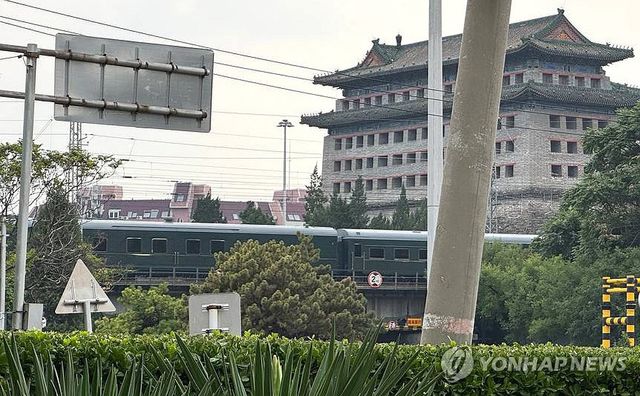 베이징역 인근 지나는 김정은 탑승 추정 전용열차