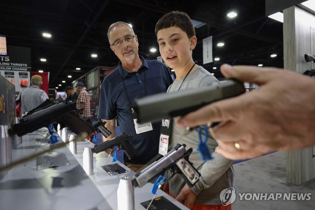 미국 총기협회 연례 행사에 전시된 권총