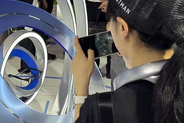 알리바바 AI 안경 '쿼크' 살펴보는 관람객