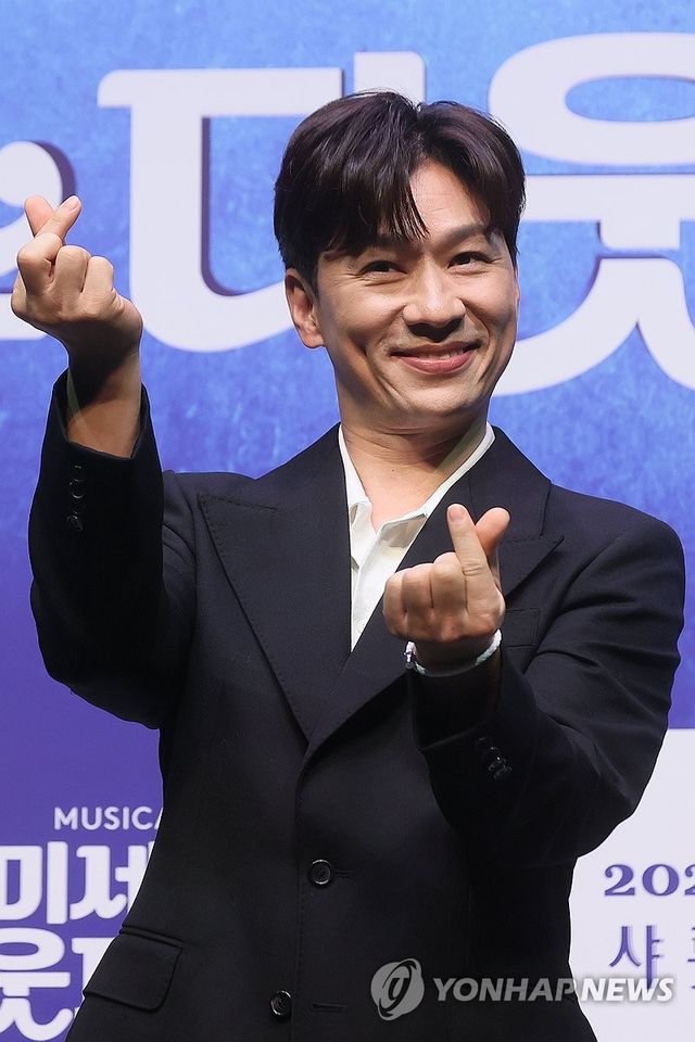 포즈 취하는 정상훈