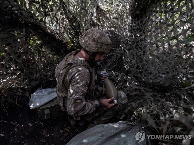 우크라이나 도네츠크 전방의 우크라이나 군인