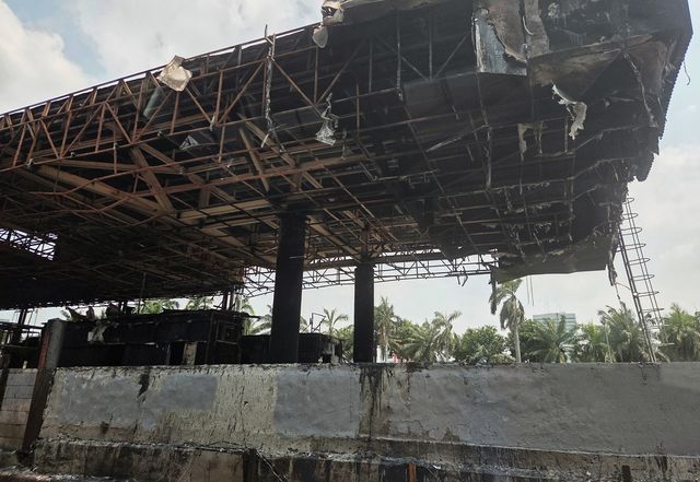 불에 탄 고속도로 요금소 건물