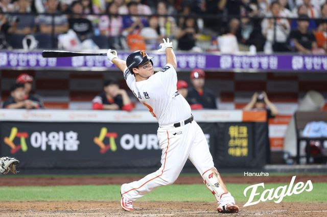 5회 역전 3점 홈런 날리는 한화의 노시환 