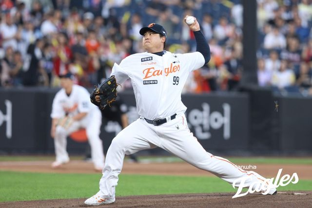 역투하는 한화 이글스의 류현진