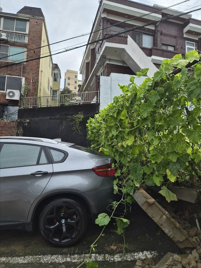 무너진 마산합포구 월영동 주차장 담벼락