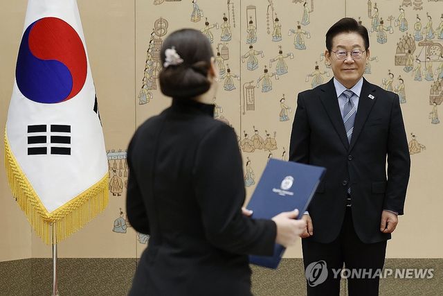 주한 도미니카공화국 대사로부터 신임장 전달 받는 이재명 대통령