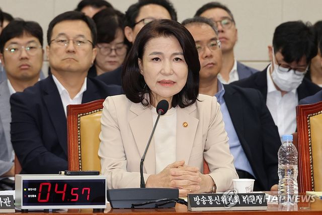 답변하는 이진숙 방통위원장