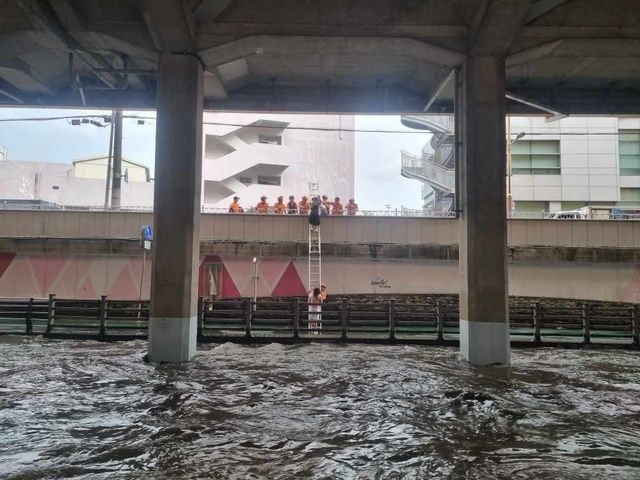 온천천에 고립돼 구조되는 여성