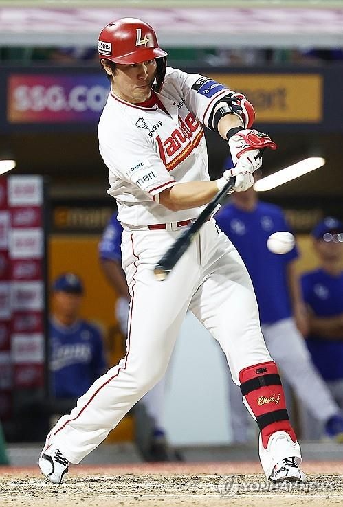 타격하는 SSG 타자 최정