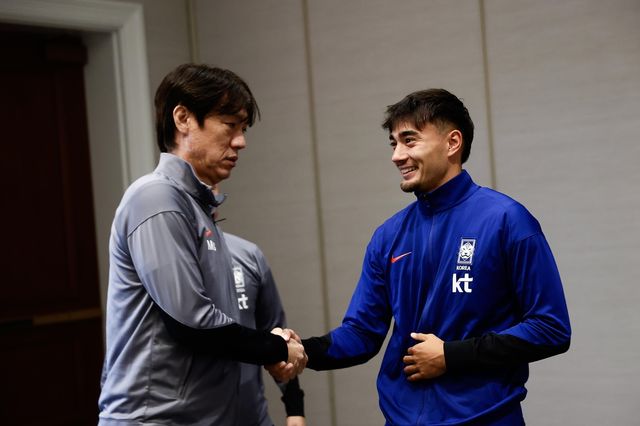 1일(현지시간) 축구 대표팀 숙소에서 홍명보 감독 만난 카스트로프