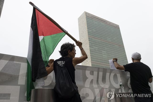 지난달 5일(현지시간) 가자 전쟁에 대한 안전보장이사회 회의가 열리는 미국 뉴욕의 유엔 본부 앞에서 시위대가 팔레스타인 깃발을 들고 집회를 열고 있다. [EPA=연합뉴스 자료사진]