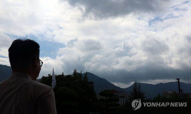 구름 많은 하늘