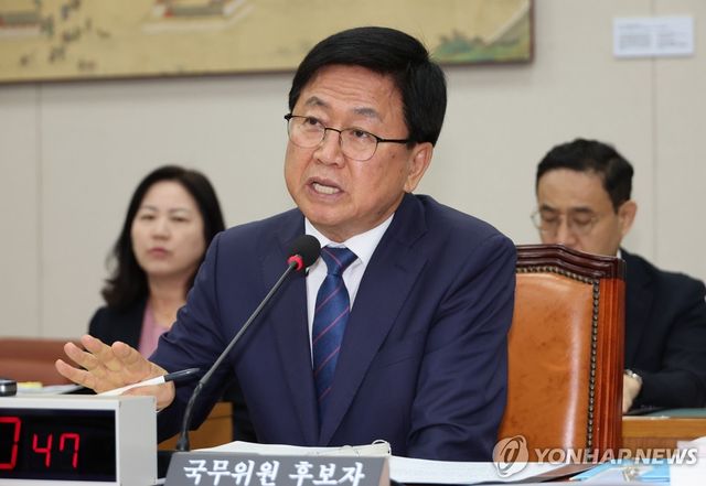 자료 제출 요구에 답하는 최교진 교육부 장관 후보자