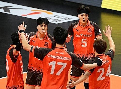 득점 후 기뻐하는 OK저축은행 선수들