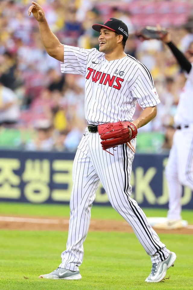 환하게 웃는 치리노스