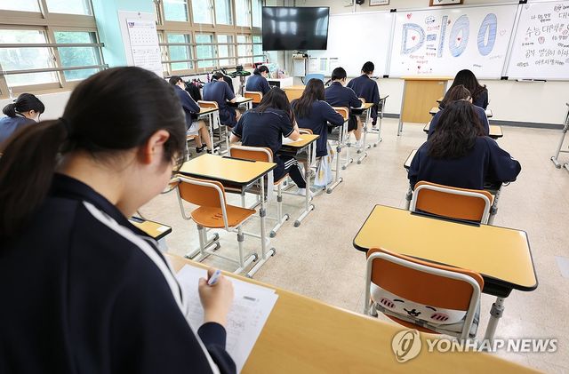 방학 중 자습하는 수험생들