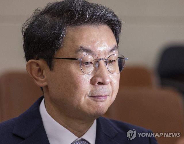 인사청문회에서 의원 질의듣는 이억원 금융위원장 후보자