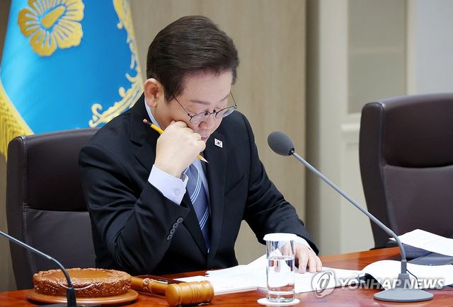 국무회의 현안 토의 자료 살피는 이재명 대통령