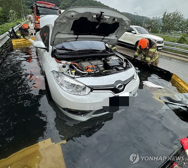 지난달 7일 오전 8시54분께 충북 괴산군 문광면 문법리 유평터널 인근에서 전기차 화재가 발생해 소방당국이 이동형 수조를 활용해 진화 작업을 펴고 있다. [괴산소방서 제공. 재판매 및 DB 금지]