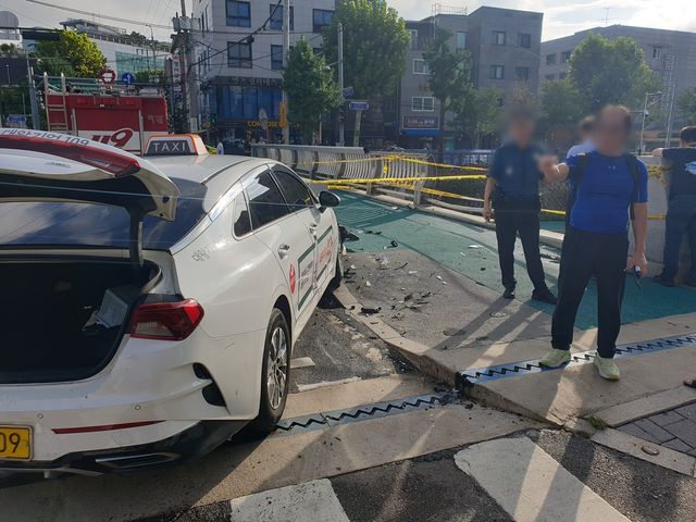 서울 성북구 보문동1가 보문교2교 인근 배송 트럭 추락 사고