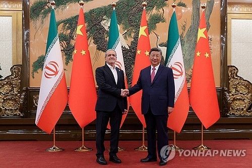 시진핑 중국 국가 주석(우)과 마수드 페제시키안 이란 대통령