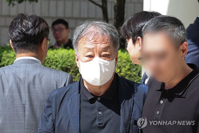 '세무조사 무마 대가 뒷돈 수수' 윤우진, 2심서도 실형