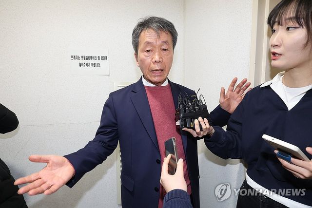 취재진 질문 답하는 김용원 인권위 상임위원