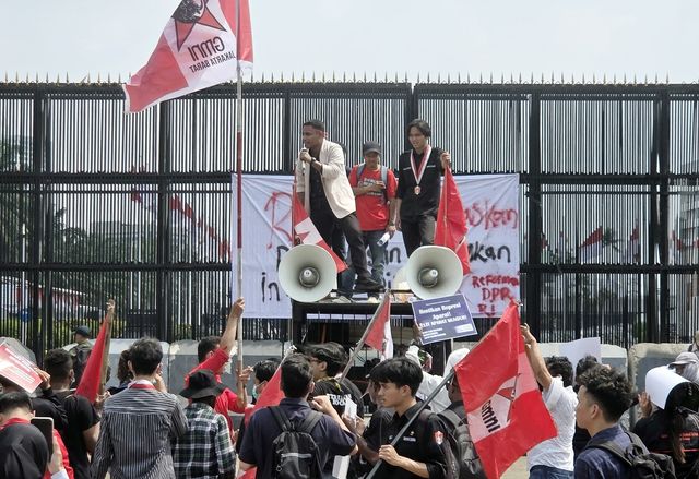 집회 연설하는 대학생 단체 관계자