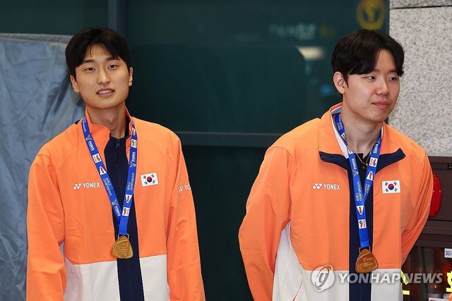 '세계선수권 금메달' 김원호-서승재 귀국
