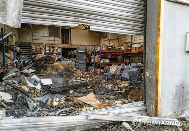 영국 범죄자의 방화로 불탄 우크라이나 지원물자 창고