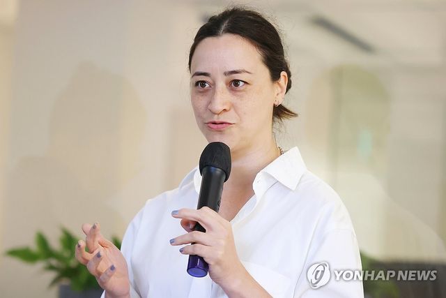 인사말 하는 갈라 포라스-김