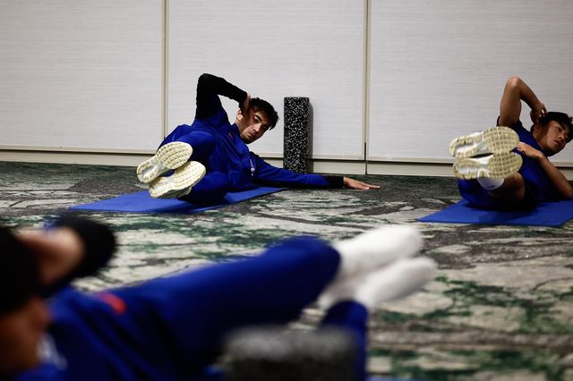 대표팀 선수들과 함께 회복 운동하는 카스트로프