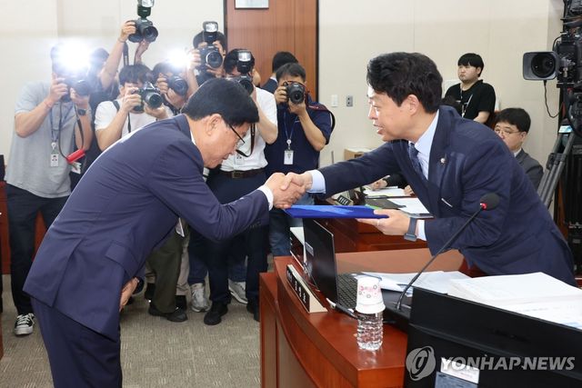 선서문 제출하는 최교진 교육부 장관 후보자