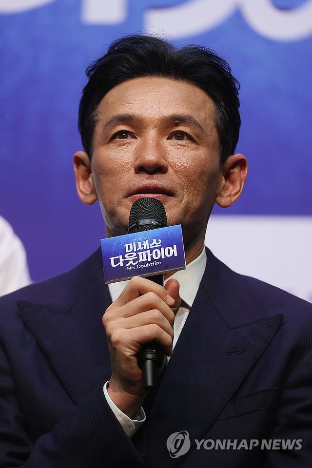 포즈 취하는 황정민