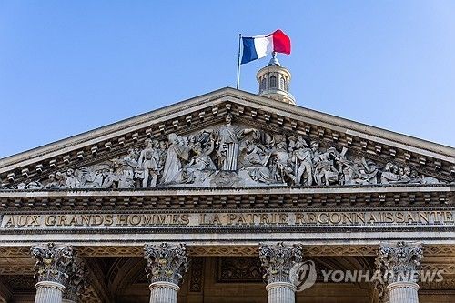 팡테옹 정면 표어