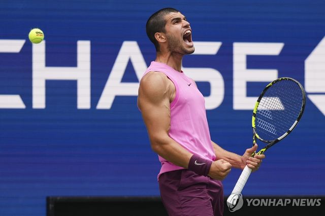 레헤츠카 물리치고 포효하는 알카라스