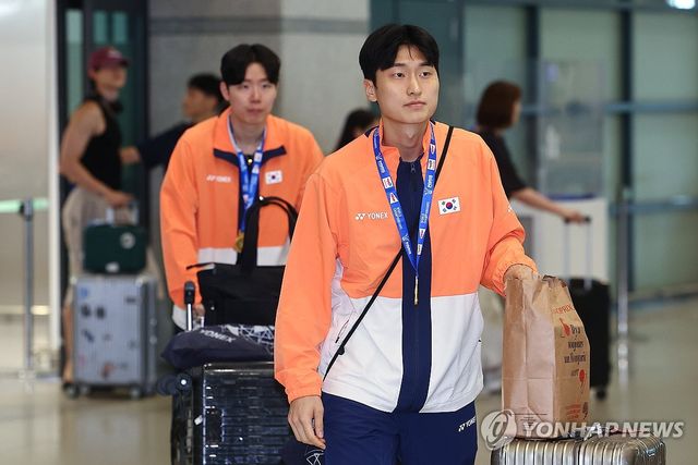 '세계선수권 금메달' 김원호-서승재 귀국
