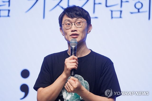 인사말 하는 윤덕원 작가