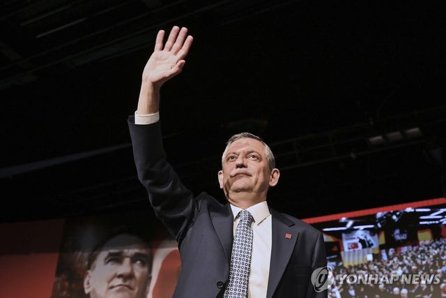 튀르키예 제1야당 공화인민당(CHP) 외즈귀르 외젤 대표