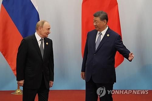 톈진 SCO 정상회의장에서 푸틴과 인사하는 시진핑