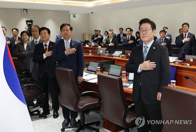 이재명 대통령 국무회의 국기에 경례