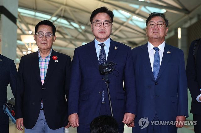 중국 출국 앞두고 취재진 만난 우원식 의장