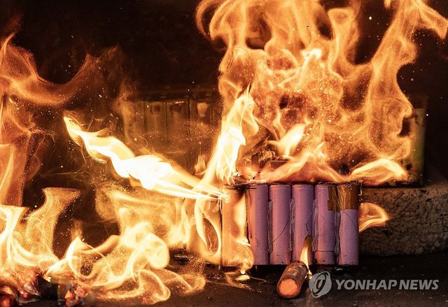 열폭주 일으키는 원통형 리튬 배터리