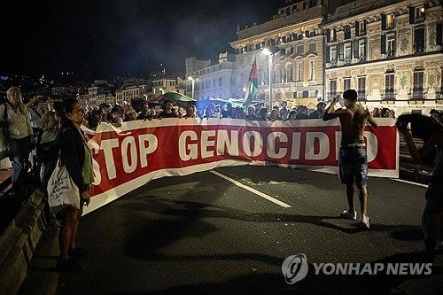 이스라엘의 행위를 규탄하는 활동가들의 행진