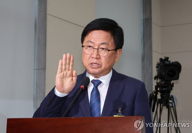 선서하는 최교진 교육부 장관 후보자